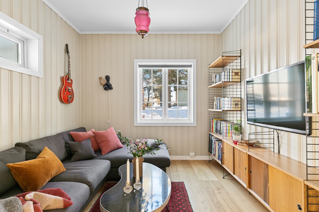 Styl skandynawski a drewniane meble – inspiracje do Twojego wnętrza